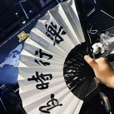网红男生拿扇子头像