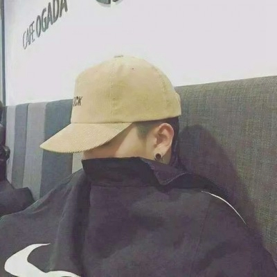 戴帽子的男生头像高清