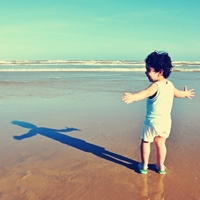 小男孩海边背影图片