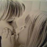 可爱小孩图片亲吻图片