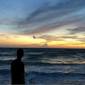 男生头像海边夕阳侧脸图片