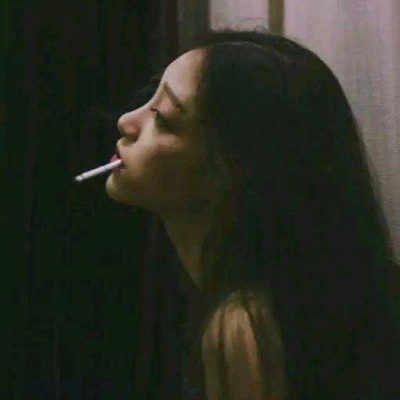 丧女生 抽烟喝酒图片