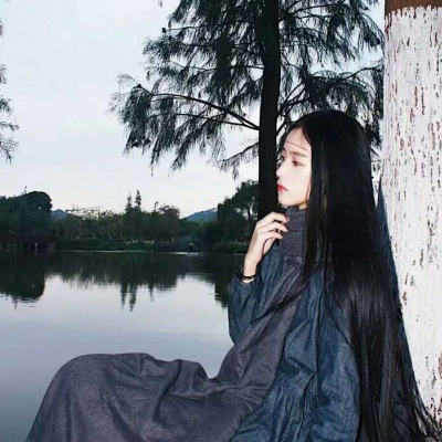 高清长发的女生头像黑色高冷古风图片