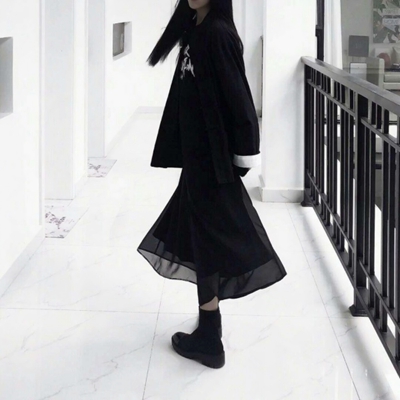 黑色系女生头像真人