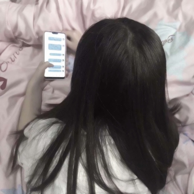 女生玩手机背影头像图片