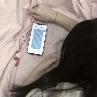 女生玩手机背影头像图片