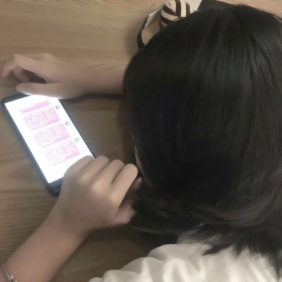 女生玩手机背影头像图片