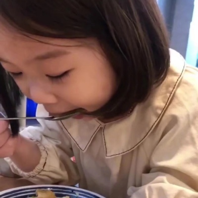 吃东西小女孩头像