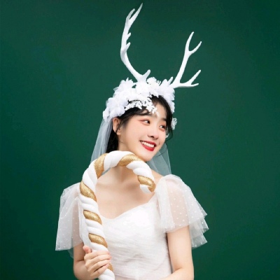 头戴鹿角的女生头像