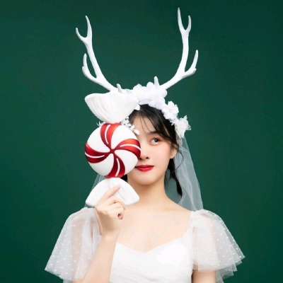 头戴鹿角的女生头像
