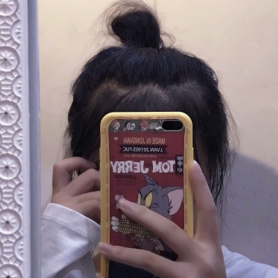 甜美丸子头的女生头像