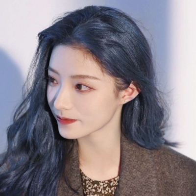 高清酷到爆的西装气质魅力女生头像图片