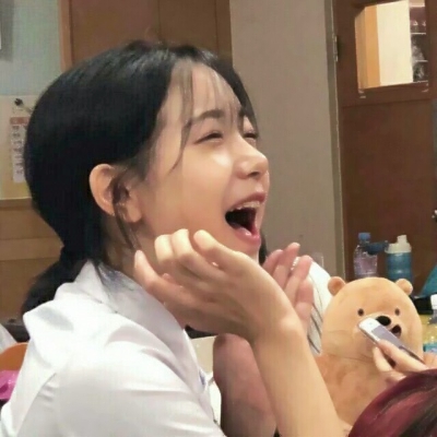 女生头像大笑温暖阳光