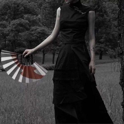 黑色撑伞女生头像图片
