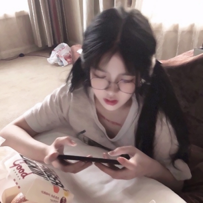 高清漂亮戴圆眼镜的女生头像图片