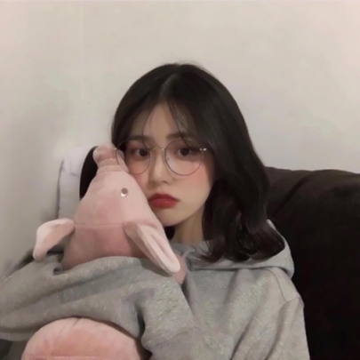 高清漂亮戴圆眼镜的女生头像图片