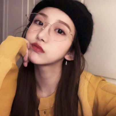 戴眼镜时尚好看女生头像图片大全