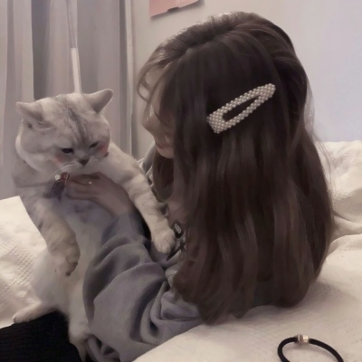一个女生抱着猫的头像