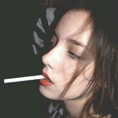 抽烟女生头像帅气图片