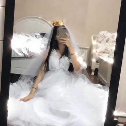 高清略带伤感的穿婚纱的女生头像图片