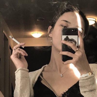 qq头像女生玩手机