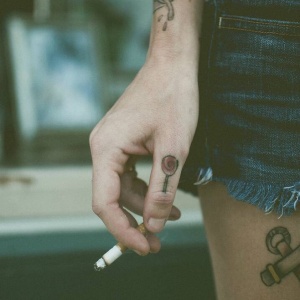 社会女生纹身抽烟头像图片