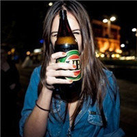 女生喝啤酒失恋的照片图片