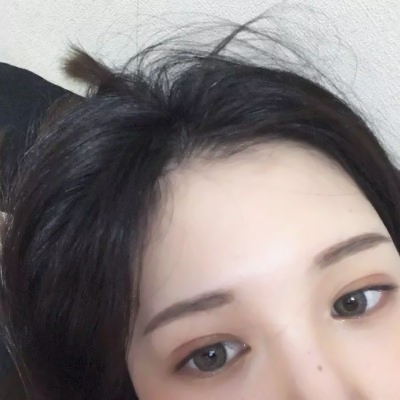 露半张脸的女生图片