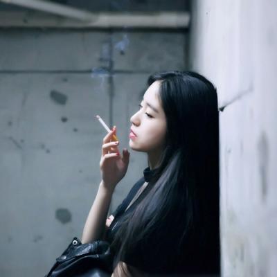 抽烟的女孩图片伤感图片