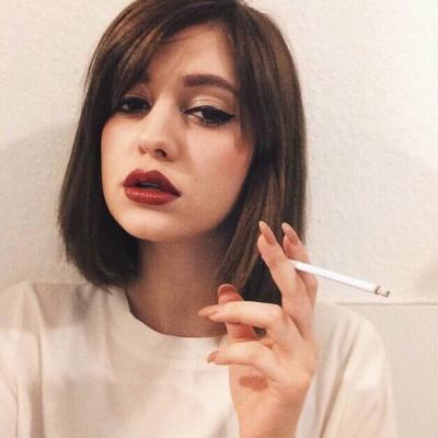 qq头像女生吸烟伤感