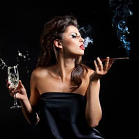 抽烟喝酒的女头像图片
