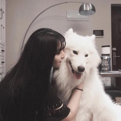 高清好看抱宠物的女生头像清晰