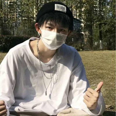 男生微露脸头像