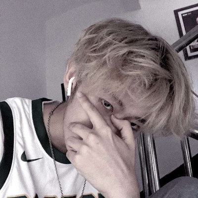 二十岁左右帅哥照片头像