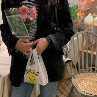 女生拿花部位头像