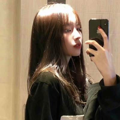 女生头像拿着手机