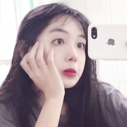 高清干净可爱女生拿苹果手机自拍头像图片