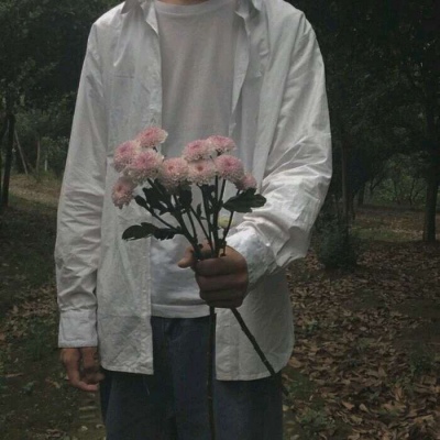 男生捧花的网图图片