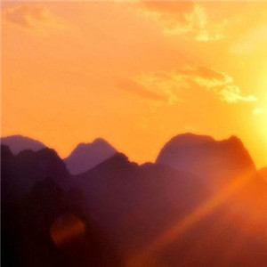 唯美好看光芒四射的红太阳图片头像