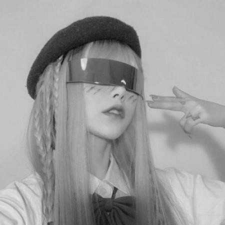 超奈斯的女头像黑白