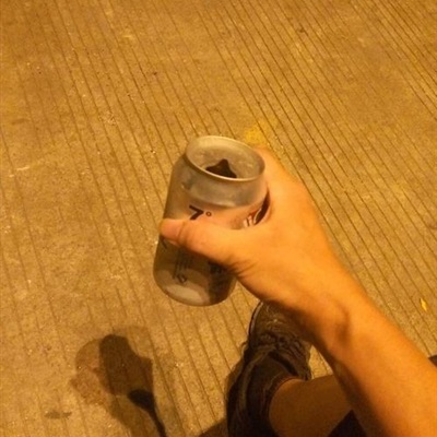 一个人独自喝酒的图片图片