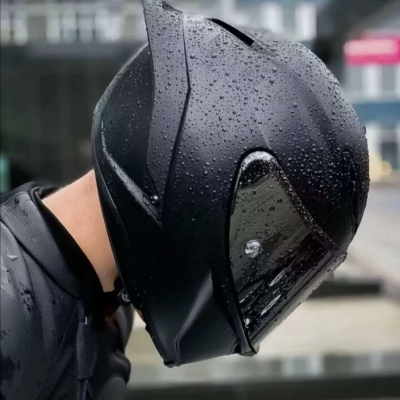 戴机车头盔的自拍照男图片