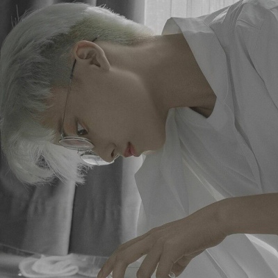 高清白发伤感的文艺高冷男头图片