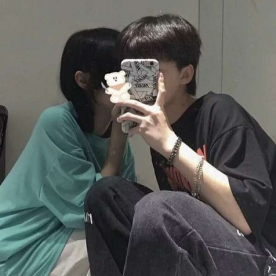 超甜的情侣头像一男一女拿手机图片