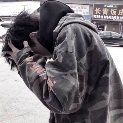 男生低头伤感头像