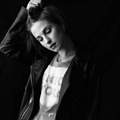 最新黑白孤傲高冷女生头像颓废图片