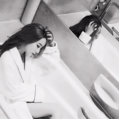 侧面霸气黑白美女头像