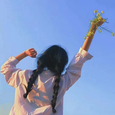 春天拿花一男一女不露脸情头图片