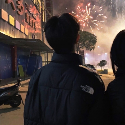 高清一左一右的真人超宠溺情侣头像图片