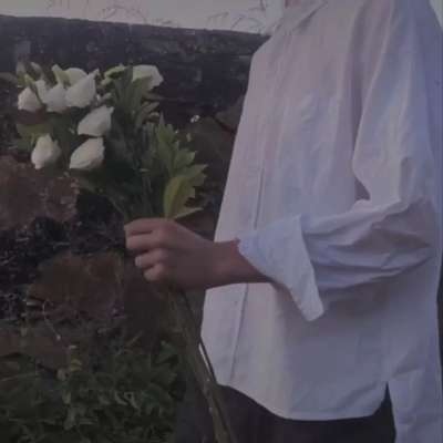 高清文艺干净男生手拿花头像图片